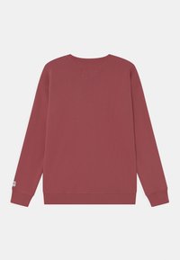 Vinrød sweatshirt med lange ærmer, rund hals og ribbede manchetter. Glat tekstur, enkelt design med en lille logo på venstre ærme.