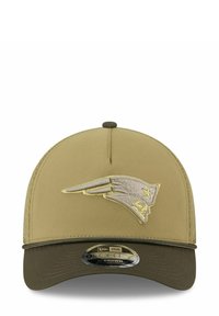 Khakifarbene Baseballmütze mit einem gestickten Logo, das ein blaues und goldenes Design zeigt. Sie hat einen gebogenen Schirm und einen flexiblen Sitz.