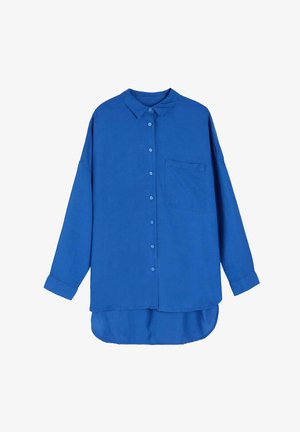 Niebieska koszula z długim rękawem, wykonana z miękkiego materiału, z kołnierzykiem, jednym kieszonkowym na piersi oraz zaokrąglonym dołem, zapewniającym swobodny krój.