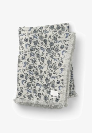 Plaid di coperta floreale in grigio chiaro, con design in blu e grigio scuro. I bordi presentano una morbida trama sfrangiata. Etichetta: Elodie.