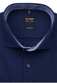 Marineblauses Hemd mit strukturiertem Kragen, kontrastierendem hellblauen Besatz und einer einzelnen Knopfleiste. Das Etikett liest "OLYMP LEVEL 5 BODY FIT".
