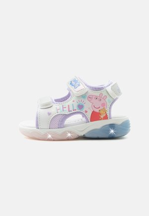 Sandalia infantil blanca y lavanda con gráfico de Peppa Pig, texto "HELLO", iconos de corazones y secciones de suela iluminadas en rosa y azul.