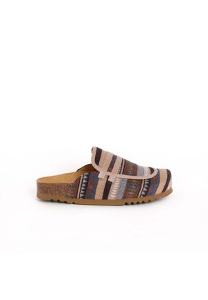 Slip-on træsko med multifarvet geometrisk stofoverdel, justerbar rem, korkfodsål og gummisål på hvid baggrund.