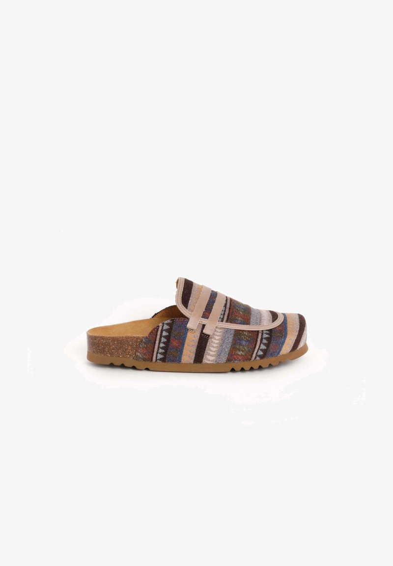 Sabot à enfiler avec dessus en tissu géométrique multicolore, bride ajustable, semelle intérieure en liège et semelle en caoutchouc sur fond blanc.