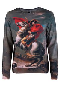 Sudadera de manga larga hecha de tela con una impresión de una figura montada con una capa roja sobre un fondo nublado; los colores incluyen gris y rojo.