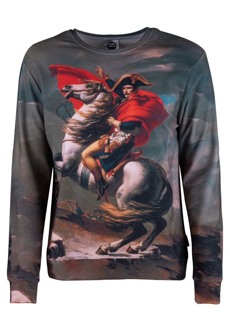 Sudadera de manga larga hecha de tela con una impresión de una figura montada con una capa roja sobre un fondo nublado; los colores incluyen gris y rojo.