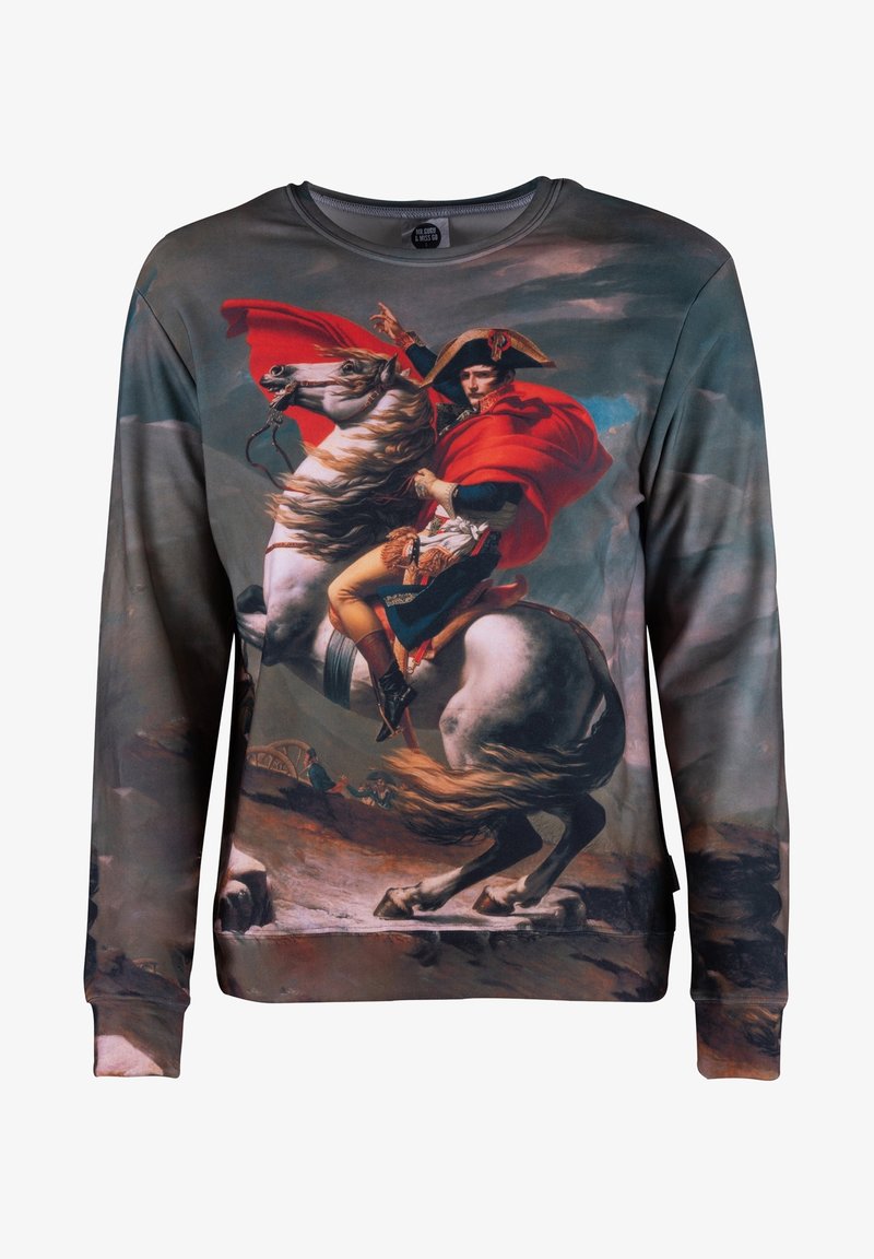 Sudadera de manga larga hecha de tela con una impresión de una figura montada con una capa roja sobre un fondo nublado; los colores incluyen gris y rojo.