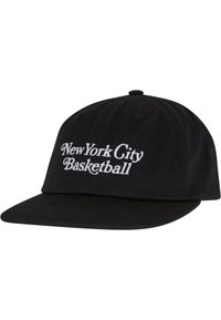 Fekete baseball sapka, fehér hímzett szöveggel, amely a "New York City Basketball" feliratot viseli, lapos fényképpel és struktúrált dizájnnal.