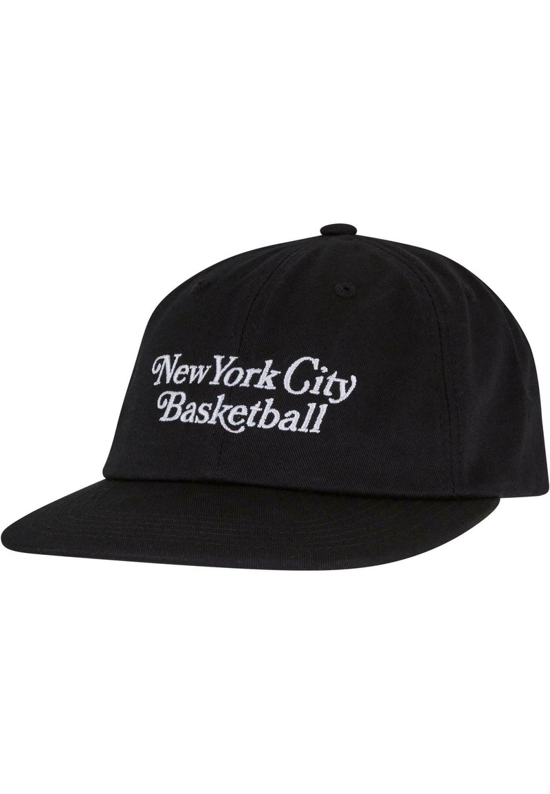 Fekete baseball sapka, fehér hímzett szöveggel, amely a "New York City Basketball" feliratot viseli, lapos fényképpel és struktúrált dizájnnal.