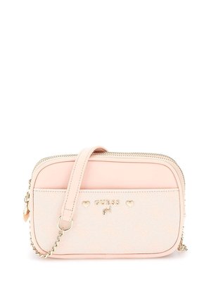Sac croisé synthétique rose avec un design texturé, matériel doré, fermeture éclair et bandoulière en chaîne amovible ; possède un logo de marque en relief.