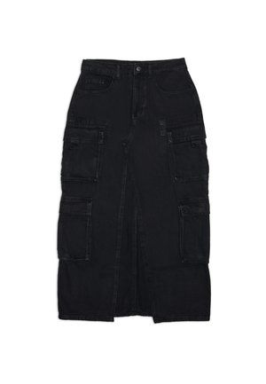 Zwarte denim midirok met voorwaartse split en meerdere cargozakken aan beide zijden, voorzien van een tailleband met riemlussen en een knoopsluiting.