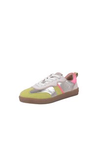 Sneaker multicolore con una combinazione di colori rosa chiaro, argento metallico e verde lime; presenta una superficie testurizzata e suola in gomma.