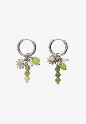 Pendientes de aro de plata con varias piedras preciosas verdes y un charm de sol en plata, con formas redondas y facetadas. Presentan acentos texturizados.