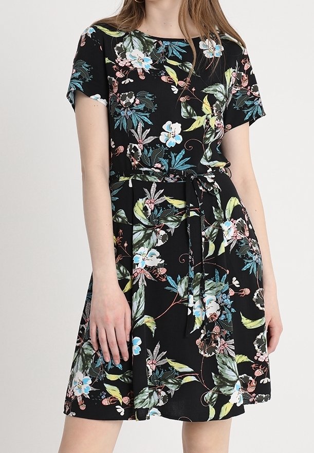 Vestido de estampado floral con mangas cortas, fondo negro, flores coloridas, cintura ajustada con un cinturón de lazo, falda fluida y textura de tela suave.