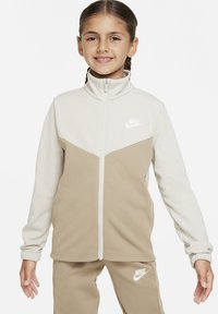 Nike Sportswear SPORTSWEAR - Trainingsanzug - light bone khaki white