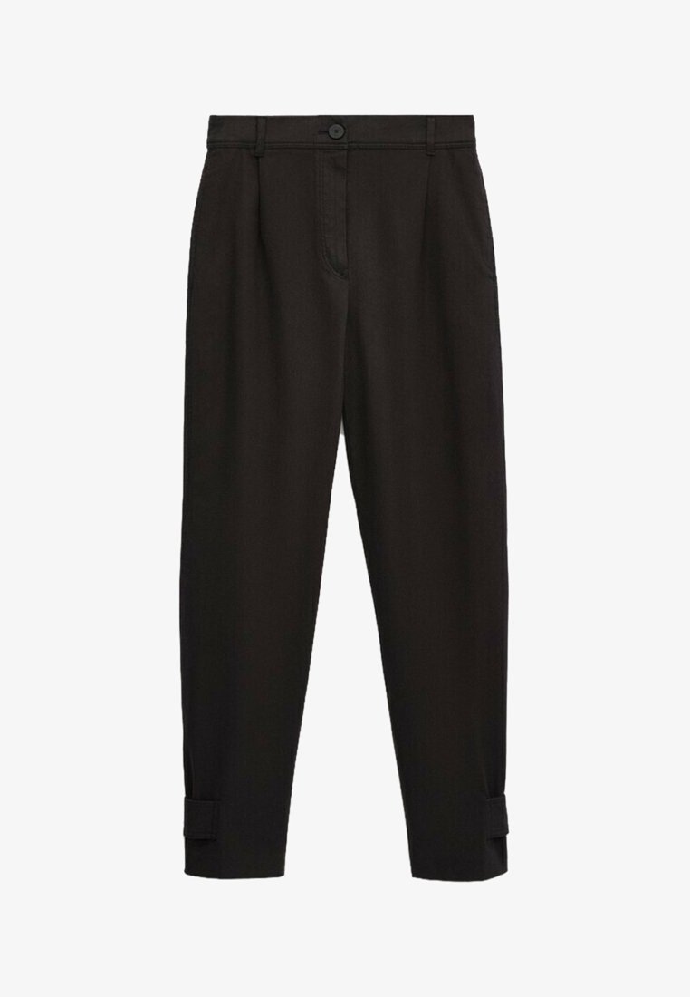 Pantalon noir ajusté avec fermeture à bouton et à glissière, passants pour ceinture, devant plissé, poches latérales et ourlets retournés.