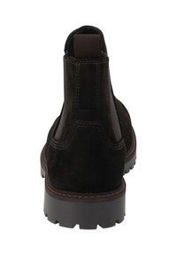 Bottines en suede noir pour hommes avec un bout rond, des panneaux latéraux élastiques, un col rembourré, et une semelle extérieure en caoutchouc robuste avec un couturessi marron contrasté.