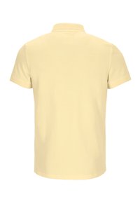 Helles gelbes kurzärmliges Poloshirt mit klassischem Kragen, aus weicher Baumwolle und mit schlichtem Design. Keine Muster oder Akzente.