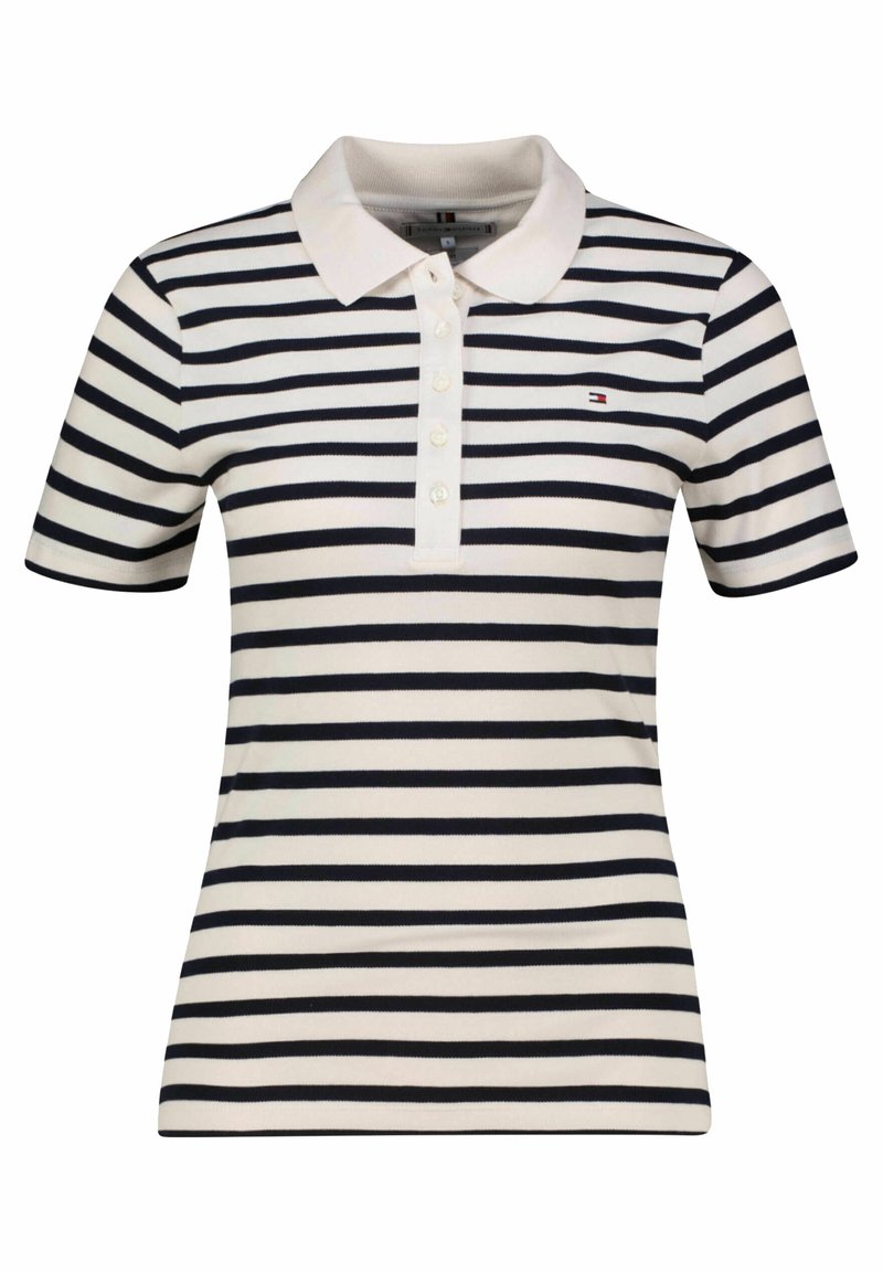 Polo blanc à manches courtes avec des rayures horizontales noires et une patte de boutonnage blanche, avec un petit logo sur la poitrine.