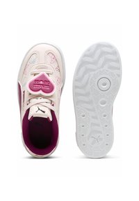 Sneaker rosa e bianchi con grafiche di cartoni animati, accenti a forma di cuore, chiusura con lacci e suole di gomma texturizzata per la presa.