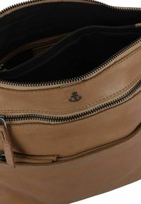 Borsa in pelle marrone con chiusura a zip, caratterizzata da un esterno testurizzato, un logo ad ancora e una tasca interna con un rivestimento nero a contrasto.