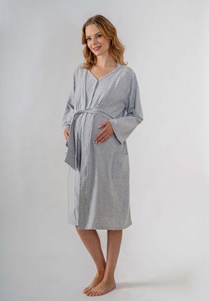 Robe premaman grigia realizzata in tessuto morbido e leggero, con design avvolgente, maniche lunghe, tasche e cintura da annodare in vita.