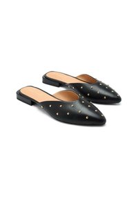 Mules noirs avec un design à bout pointu, en cuir lisse, ornés de clous dorés et dotés d'un petit talon carré.