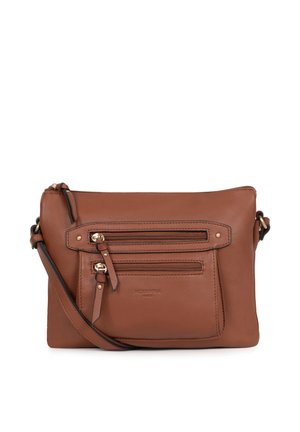 Sac bandoulière en cuir marron avec deux poches zippées à l'avant et une sangle réglable sur fond blanc.