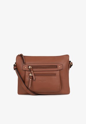 Bruine leren schoudertas met twee voorvakken met rits en verstelbare band op witte achtergrond.