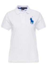 Vit polo skjorta i bomull med kort ärm och en blå broderad polo spelare-logotyp på vänster bröst.