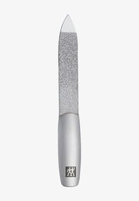 Metaal vijltje met een puntige tip, voorzien van een gestructureerd zilveren vijloppervlak en een gladde metalen handgreep met een logo aan de basis.