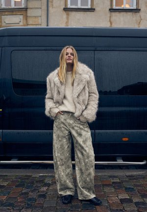 Bershka PRINTED BARREL - Laza szabású farmerek - brown