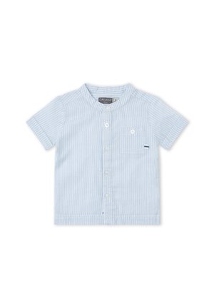 Camisa de niño pequeño de manga corta azul claro con finas rayas verticales blancas, cierre de botones en el frente, cuello redondo y pequeño bolsillo en el pecho con botón.