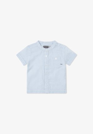 Camisa de niño pequeño de manga corta azul claro con finas rayas verticales blancas, cierre de botones en el frente, cuello redondo y pequeño bolsillo en el pecho con botón.