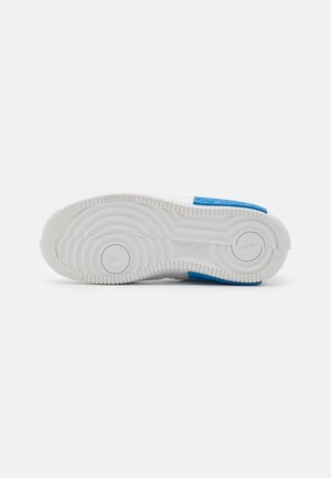 Sneakers - white