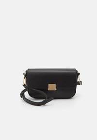 Borsa a tracolla in pelle nera con design piatto, hardware rettangolare dorato e tracolla removibile. Texture liscia, stile minimalista.