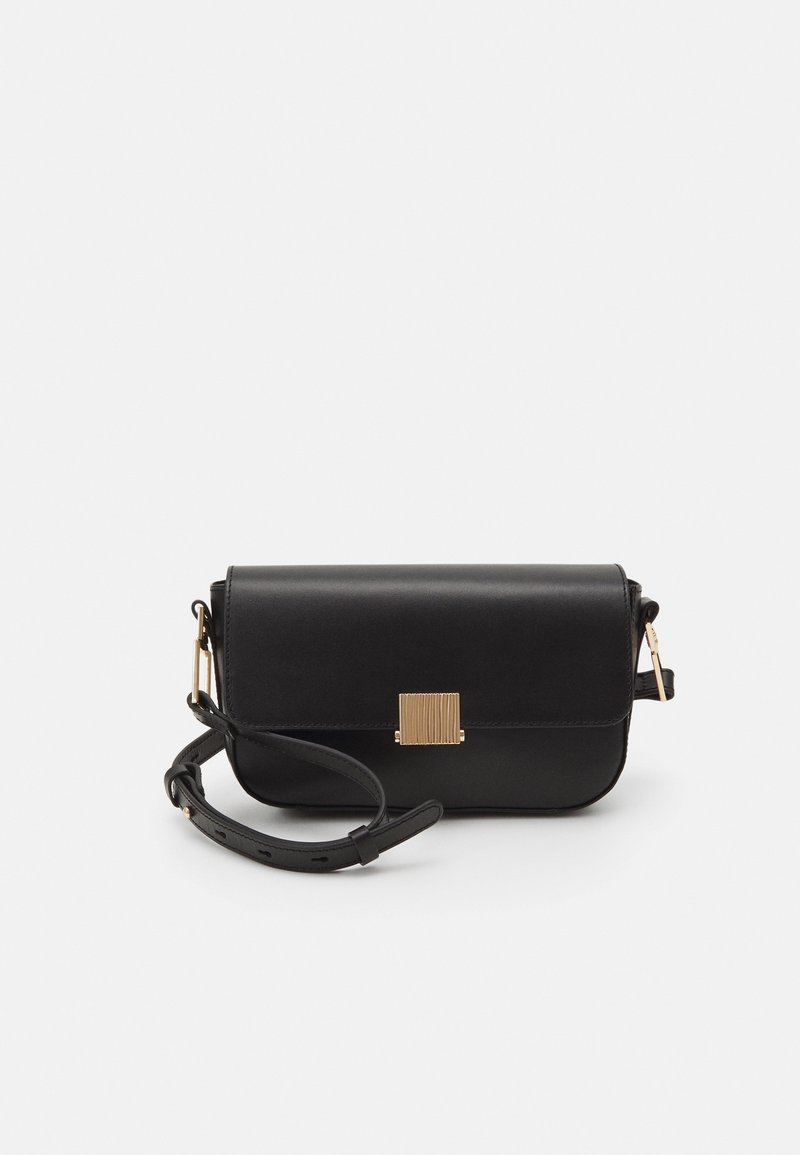 Borsa a tracolla in pelle nera con design piatto, hardware rettangolare dorato e tracolla removibile. Texture liscia, stile minimalista.