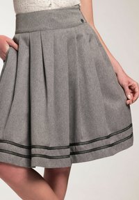 Grijze geplooide rok met een gestructureerd patroon, met een hoge taille en zwarte gestreepte accenten aan de zoom. Het materiaal lijkt lichtgewicht.