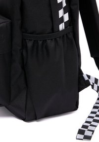 Zaino nero realizzato in tessuto testurizzato, con un motivo a scacchi sulla tracolla, molteplici tasche e dettagli elasticizzati sui lati.