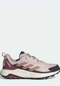 Chaussure de randonnée Adidas Terrex rose clair et bordeaux avec semelle noire et trois bandes roses sur le côté, vue de l'extérieur.