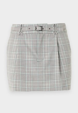 Mini-jupe à carreaux gris taille haute avec plis frontaux et ceinture assortie ajustable avec boucle noire.