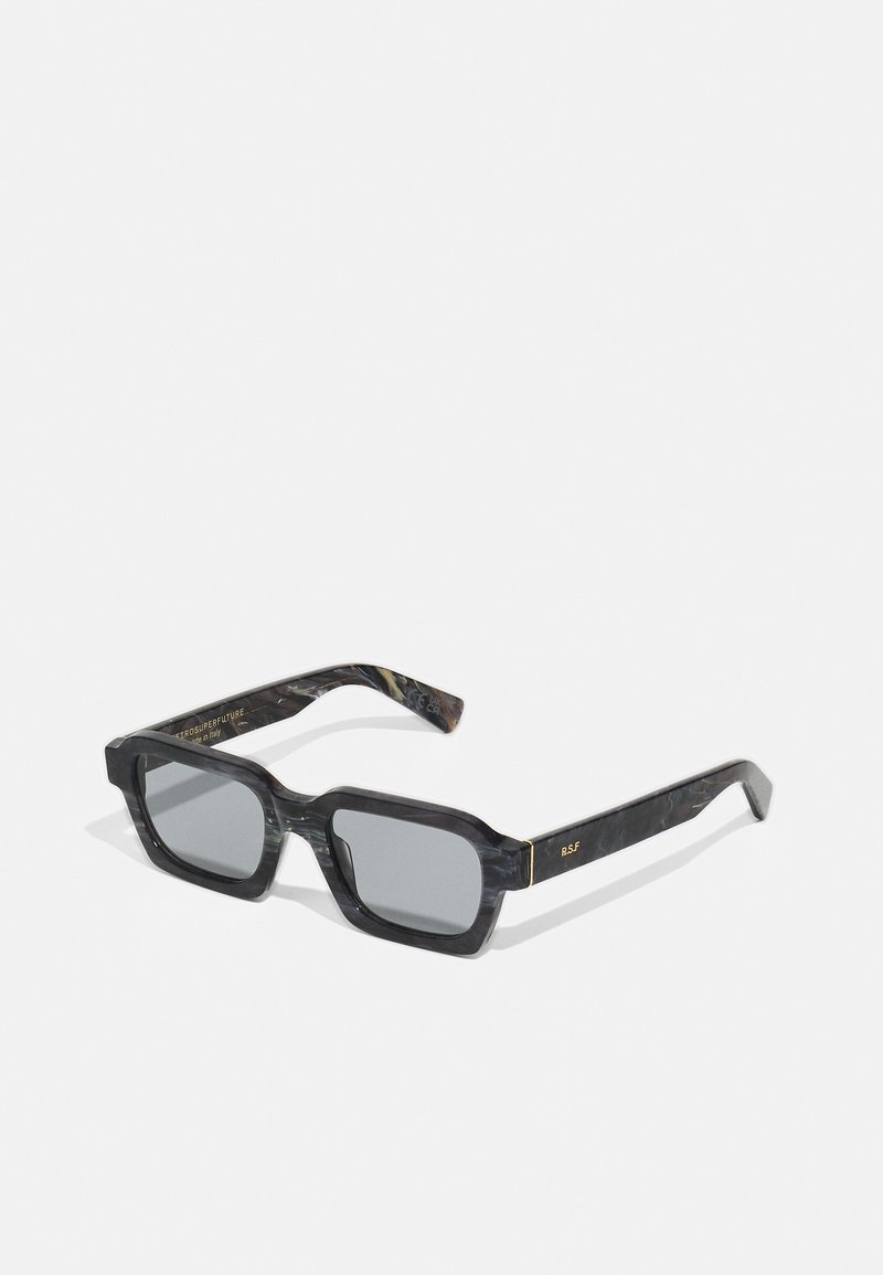 Quadratische Sonnenbrille mit einem dunkelgrau marmorierten Rahmen, grauen Gläsern und goldenen Details an den Schläfen, die die Inschrift "B.S.F." tragen.