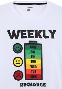 T-shirt bianco in cotone con una grafica di batteria con segmenti colorati e icone di smiley per ogni giorno, etichettato "RICARICA SETTIMANALE".