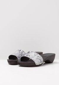 Sanita Zoccoli - silver-coloured