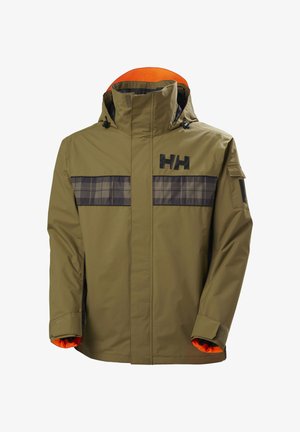 Man draagt een olijfgroene skijas met ruitenaccenten, bijpassende geruite broek, zwarte helm met vizier en zwarte handschoenen.