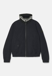 Veste noire zippée avec col côtelé comportant deux bandes blanches, poches à rabat à boutons-pression, poignets et ourlet élastiques.