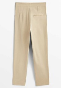 Beiget housut, joissa on suora leikkaus, yksittäinen takatasku ja taitos lahkeissa. Valmistettu sileästä kankaasta, räätälöity suoralle istuvuudelle.