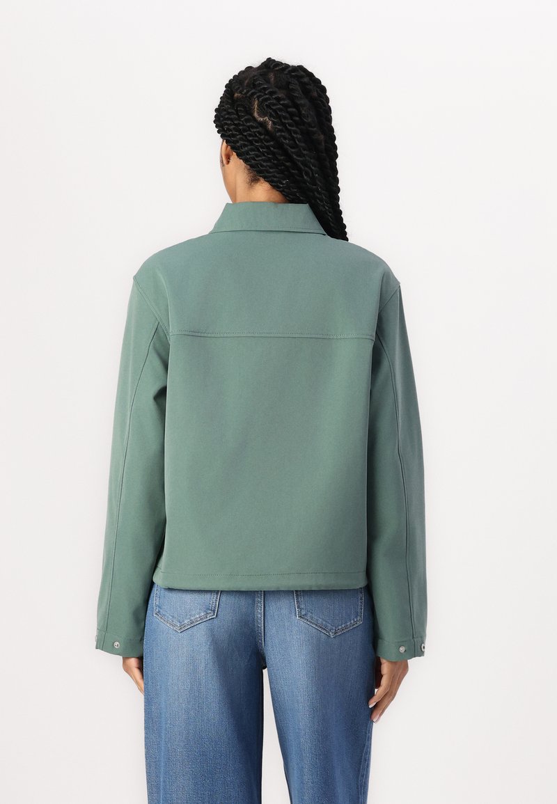 Groene, lichtgewicht jas met een kraag, knoopmanchetten en een rechte snit. De achterkant toont minimalistische stikdetails.