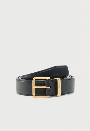 Ceinture en cuir noir roulée avec boucle rectangulaire dorée et passant, présentée sur fond blanc uni.