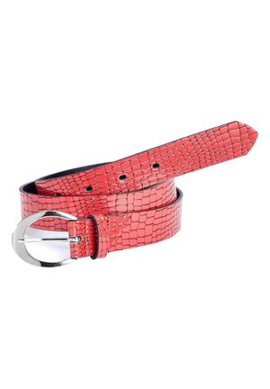 Červený texturovaný pás se stříbrnou oválnou sponou, stočený s viditelnými otvory pro nastavení na bílém pozadí.